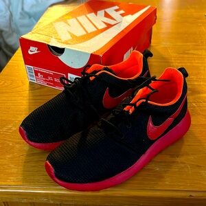 NIKE ROSHE RUN GS BLACK / HYPER CRIMSON / GYM RED Youth size 5. New in box.